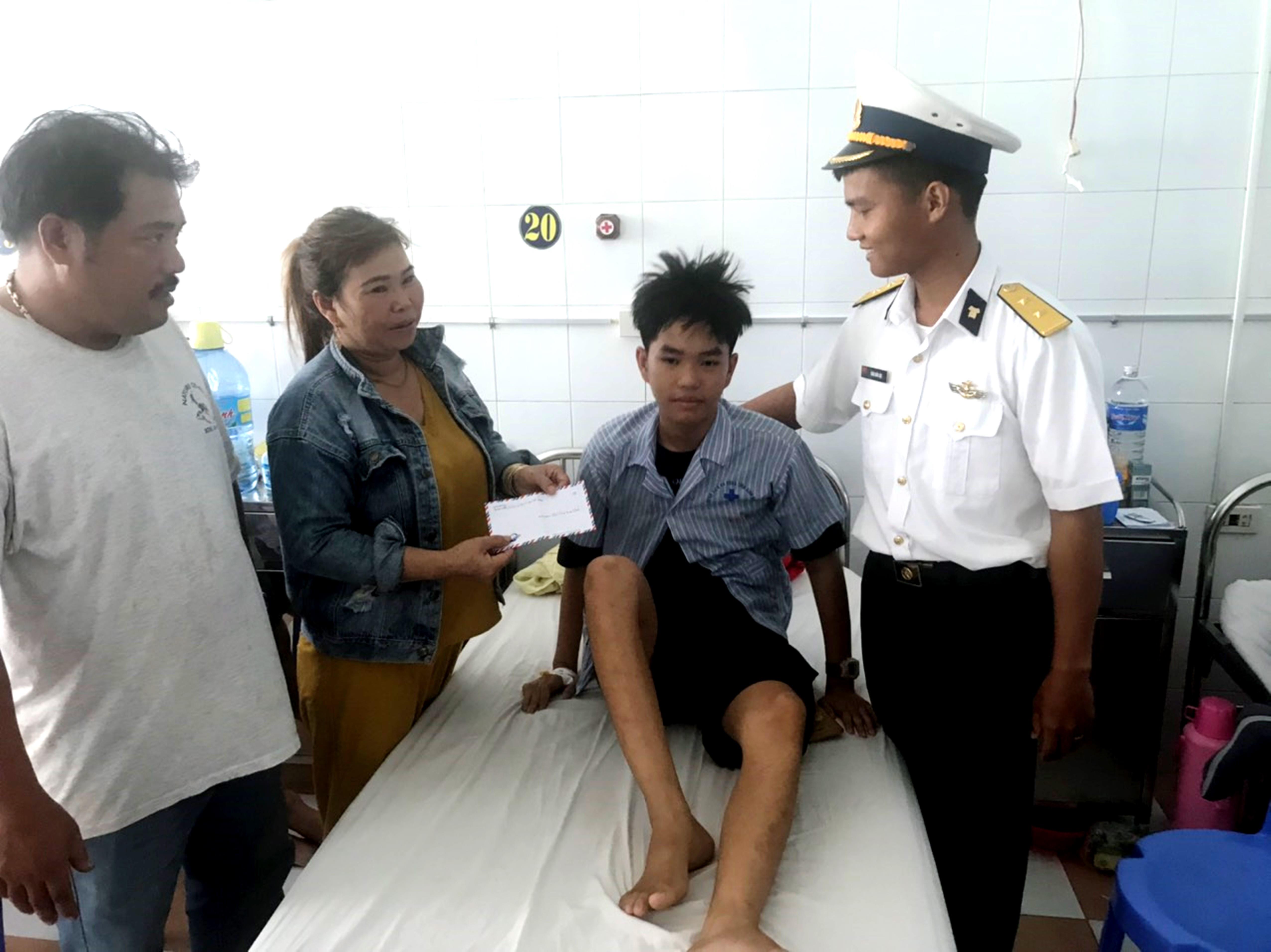 Trung uý Đặng Quốc Lộc dũng cảm cứu cháu nhỏ bị đuối nước